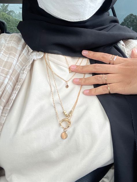 jewellery hijab Hijab Necklace Style, Hijab And Necklace, Kalung Aesthetic Hijab, Jewellery With Hijab, Hijabi Necklace, Hijab Accessories Jewellery, Hijab With Jewellery, Hijab With Necklace, Necklace With Hijab