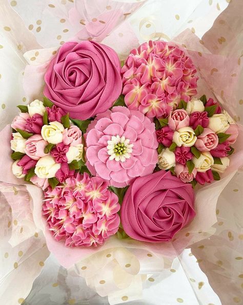 Cupcake Trends, Cupcake Flower Bouquets, Cupcakes Flores, Flower Piping, Cupcake Piping, Mothers Day Cupcakes, Cupcake Decorating Tips, Traditional Flower, Cupcakes Ideas