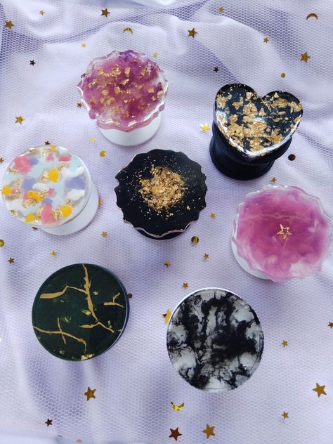 Epoxy Pop Sockets Diy, Pop Socket Resin Ideas, Popsockets Diy Paint, Resin Popsocket Ideas, Resin Popsocket Diy, Pop Socket Resin, Resin Popsocket, Popsocket Design, Diy Resin Phone Case