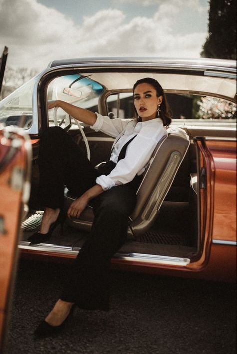 Models And Cars Photography, Vintage Cars Photography, Corvette Senior Pictures, Vintage Car Photoshoot Models, Photoshoot With Vintage Car, Model With Car Photo Shoots, Vintage Model Poses, Car Model Photoshoot Picture Ideas, Car With Model Photography