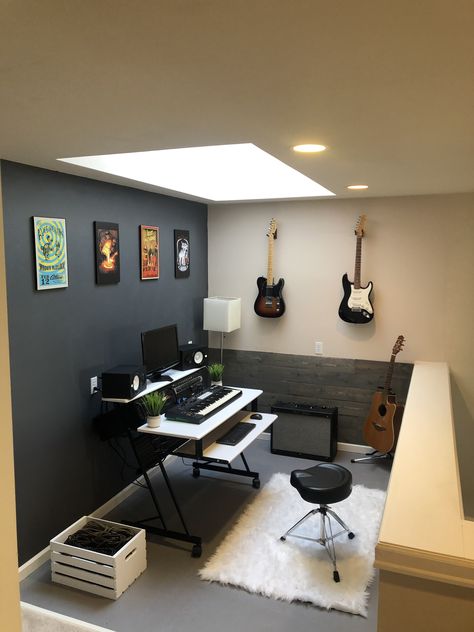 Music Studio Room Ideas Bedrooms, Loft Music Studio, Musician Studio Apartment, Small Bedroom Studio Music, Home Studio Music Small Bedroom, Home Studio Setup Music Bedroom, Recording Studio Bedroom Ideas, Minimalist Recording Studio, Guitar Practice Room