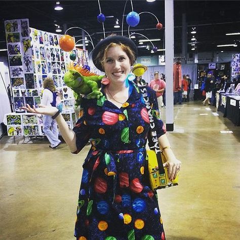 How awesome is this Ms Frizzle costume???? At Wizard Workd Chicago Comic Con… Ms Frizzle Costume, Miss Frizzle Costume, Frizzle Costume, Character Day Ideas, Mrs Frizzle, Miss Frizzle, Homecoming Themes, Book Character Day, Ms Frizzle