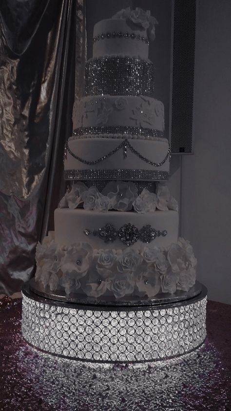 Dreamy Wedding Cake, Princess Wedding Ideas, Country Camo Wedding, Wedding Dresses Aesthetic, Glitzy Wedding, Glittery Wedding, Dramatic Wedding, Dream Marriage, Big Wedding Cakes