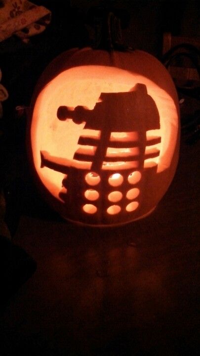 Dr. Who pumpkin dalek Halloween Dr Who Pumpkin Carving, Pumpkin Carving Ideas Nerdy, Doctor Who Pumpkin Carving, Tardis Pumpkin, Doctor Who Pumpkin, Pumpin Carving, Nerd Pumpkin, Doctor Who Halloween, Halloween Pumpkin Stencils