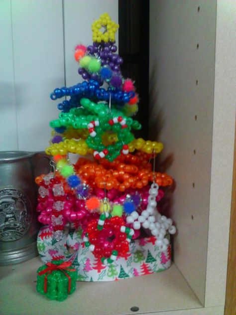 kandi christmas tree update by GingerCandE - Kandi Photos on Kandi Patterns Kandi Kids, Scene Kandi, Bead Tree, Kandi Cuff Patterns, Rave Kandi, Pony Bead Projects, Useful Projects, Diy Kandi Bracelets, Pony Bead Crafts