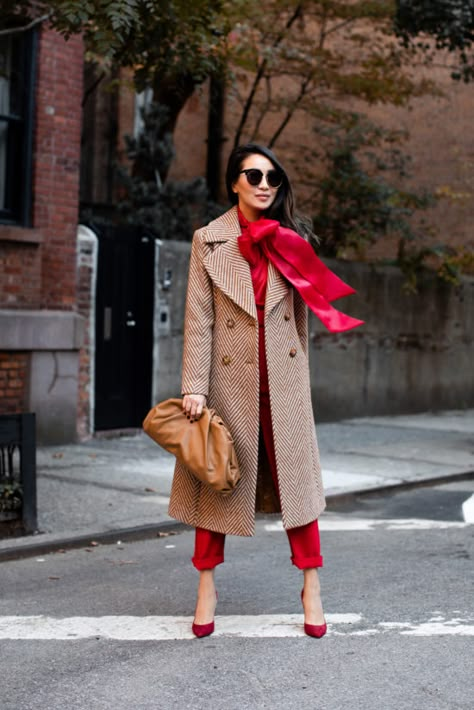 Fall Fashion - Twinning in Beige and Red - Wendy's Lookbook Long Beige Coat, Wendy's Lookbook, Fall Fashion Coats, Red Pants, Red Outfit, Couple Outfits, Inspired Outfits, Mode Inspiration, Red Fashion