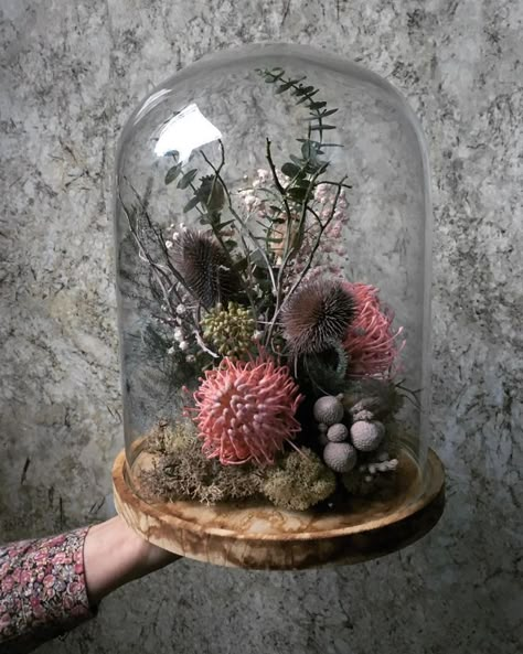 Glass Apothecary Jars Decor, Flower Cloche, Art Floral Japonais, Cloche Decor, Bell Jars, Diy Fleur, Florist Design, Flowers In Jars, Flower Arrangements Diy