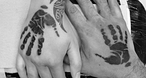 Couples Handprint Tattoos On Hands Baby Handprint Tattoo, Handprint Tattoo, Tattoos On Hands, Baby Hand Tattoo, Hand Tattoo Design, Tattoo Mafia, Masculine Tattoos, Father Tattoos, Baby Handprint