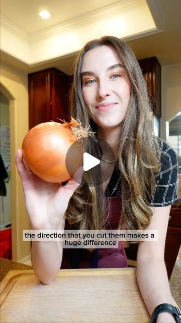 How To Slice An Onion, How To Cut Onion, How To Chop An Onion, How To Cut An Onion, Garden Onions, Cut An Onion, Slicing Onions, Culinary Tips, How To Cut Onions