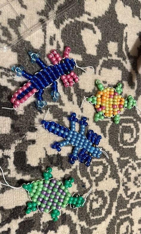 Bead Animal Keychains #BeadingPatterns #BeadPattern #BeadPatternsFree #BeadPatternIdeas Bead Keychain Patterns, Keychain Patterns, Small Keychain, Bead Keychain, Fish Graphic, Cat Bead, Beaded Leaf, Handmade Inspiration, Bead Sewing