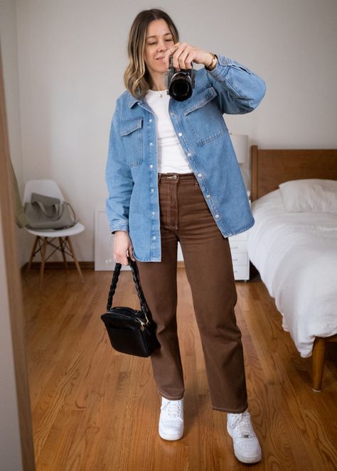 Midside Jeans, Brown Jean Outfits, Midsize Outfit Inspirations, Brown Mom Jeans Outfit, Casual Brown Outfits, Jeans Cafe Outfit, Brown Coudroy Pants Outfit, Styling Brown Jeans, Midsize Casual Work Outfits