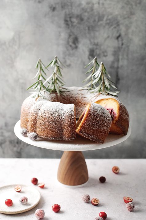 Orange Christmas Cake, Bundt Cake Decorations, Orange Bundt Cake Recipe, Cranberry Orange Bundt Cake, Christmas Food Photography, Christmas Bundt Cake, Easy Christmas Cake Recipe, Cranberry Orange Cake, Orange Bundt Cake