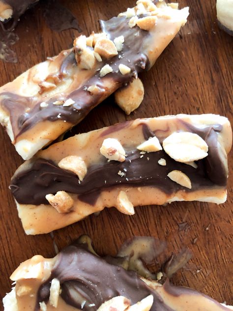 Frozen banana snickers have the taste of a snickers bar but without all the guilt. Snickers bars have a gooey nugget filling and the frozen banana replaces that. Frozen Snickers Banana Pops, Healthy Snickers Bar Banana, Banana Snickers Bar, Frozen Banana Peanut Butter Chocolate, Healthy Ice Cream Cake, Frozen Banana Treats, Banana Snickers, Frozen Banana Recipes, Frozen Banana Pops