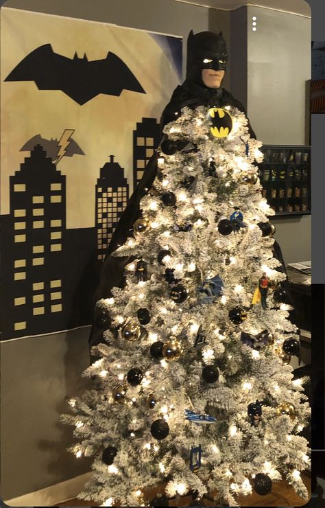 Batman Tree Christmas, Batman Christmas Wallpaper, Batman Christmas Tree, Batman Furniture, Batgirl Halloween, Batman Christmas, Cute Clown Makeup, Batman Room, Batman Pictures