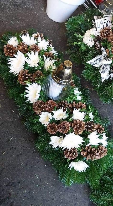 Dekoratívne Vence, Gravesite Decorations, Koti Diy, Welcome Flowers, Grave Flowers, Cemetery Decorations, Summer Mantle, Grave Decorations, Church Flower Arrangements