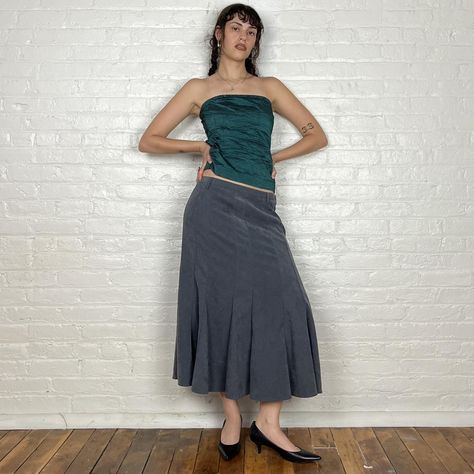 2000s Vintage Medium Grey Midi Maxi Long Flowy... - Depop Vintage Flowy Skirt, 90s Midi Skirt Outfit, Pleated Skirt With Belt, 90s Midi Skirt, Midi Skirt Outfit, Skirt With Belt, 2000s Vintage, Maxi Skirts, Flowy Skirt