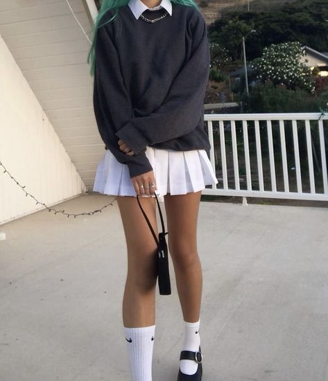 Black Pleated Skirt Outfit, White Tennis Skirt Outfit, Vinter Mode Outfits, Tennis Skirt Outfits, Crewneck Outfit, Skirt Outfits Aesthetic, White Skirt Outfits, Black Tennis Skirt, Black Skirt Outfits