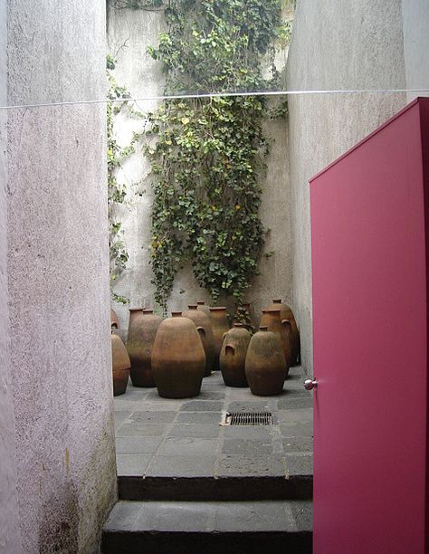 1948 - Casa Barragan, Ciudad de México, Arquitecto: Luis Barragan. Louis Barragan, Mexican Architecture, Deco Nature, Mexican Style, Mediterranean Style, Small Gardens, Interior Architecture Design, Art And Architecture, Architecture Photography