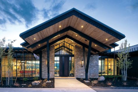 A Modern Haven in the Montana Wilderness - Mountain Living Architecture Mountain, Modern Treehouse, Views Mountain, Mountain Home Exterior, Rooms Design, Utah Mountains, Modern Mountain Home, Mountain Living, Timber Frame Homes