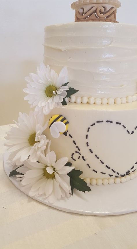 Bee Wedding Theme, Honeybee Wedding, Honeybee Cake, Bee Wedding Cake, Blue Wedding Decorations, Bridal Shower Desserts, Towel Cake, Bee Wedding, Bee Birthday Party