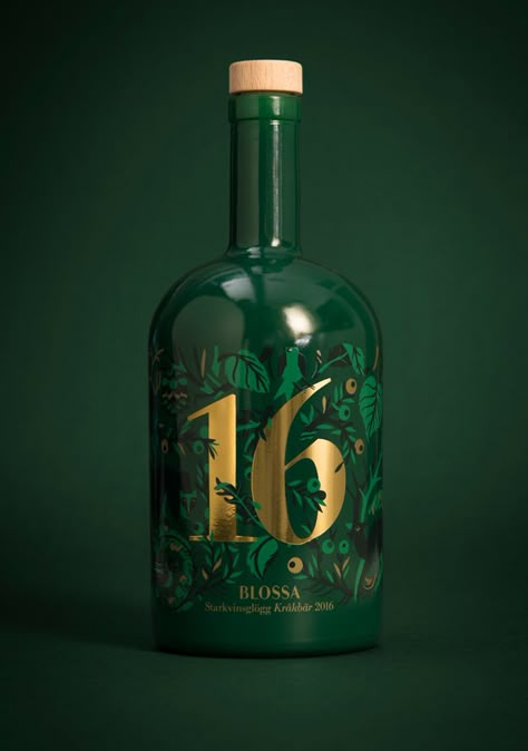 Blossa Annual 2016 Glögg Mulled Wine — The Dieline - Branding & Packaging Design Traditional Christmas Drinks, Gin Packaging, Beautiful Packaging Design, Wine Packaging Design, Alcohol Packaging, Desain Editorial, Packaging Designs, Wine Packaging, Green Bottle