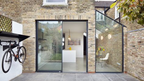 Rise Design Studio has added a glazed extension to the rear of a London house, creating a light-filled kitchen and dining room that opens up to the garden Terrace Extension, Side Extension, Glass Extension, House Extension Design, London House, Victorian Terrace, Glass Roof, Kitchen Extension, Terraced House