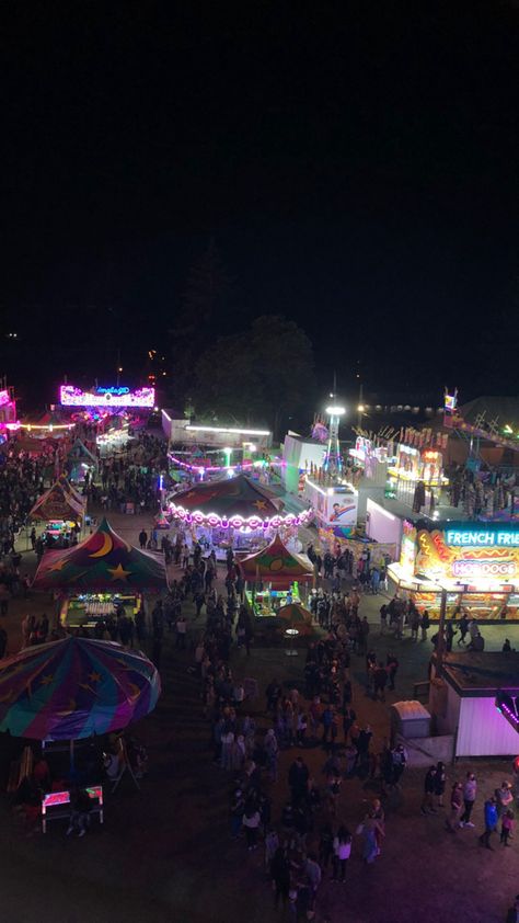 Uk Fairs At Night, County Fair Aesthetic Night, Fair At Night, Fair Aesthetic, Carnival Date, Fair Pictures, Park Wallpaper, Fair Rides, Summer Fair