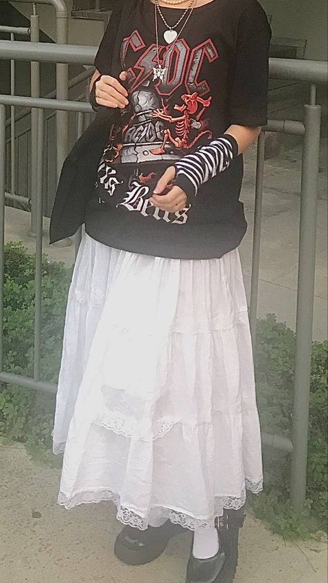 Maxi Skirt Outfit Grunge, Long Grunge Skirt, Grunge Long Skirt, Long White Skirt Outfit Ideas, Grunge Skirts, White Skirt Outfits, Grunge Skirt, Outfit Grunge, White Long Skirt