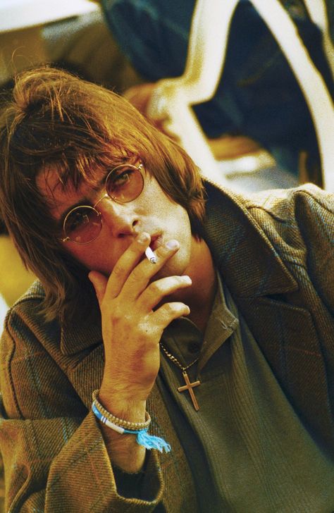 UNITED KINGDOM - JANUARY 01: FINSBURY PARK Photo of OASIS and Liam GALLAGHER, Portrait of Liam Gallagher, sunglasses, smoking cigarette (Photo by Jadranka Krsteska/Redferns) Liam Gallagher Oasis, Liam And Noel, Oasis Band, Finsbury Park, Noel Gallagher, Liam Gallagher, 90s Looks, Colin Farrell, Oasis Fashion