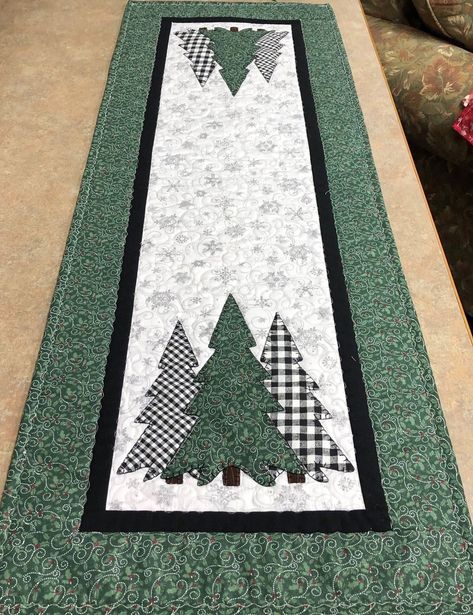 Quilted Runners, Christmas Table Runner Pattern, Quilted Table Runners Christmas, Christmas Quilting Projects, Table Topper Patterns, Christmas Tree Quilt, Patchwork Table Runner, Christmas Quilting, Christmas Quilt Patterns