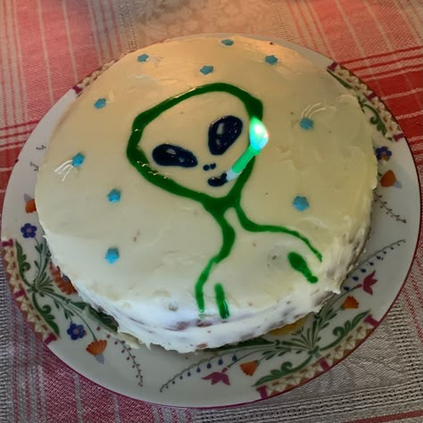 alien cake Alien Birthday Cake, Alien Cake, 17th Birthday Party Ideas, Alien Halloween, Birthday Cake Decorating Ideas, Vintage Birthday Cakes, Friends Cake, Alien Aesthetic, Cake Decorating Ideas