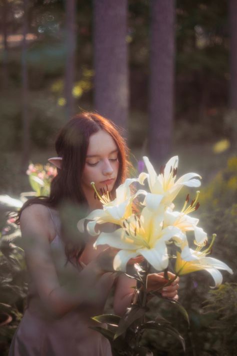 Garden Fairy Photoshoot, Elf Photoshoot Ideas, Elf Photography, Fairycore Photoshoot, Elf Photoshoot, Fairy Poses, Fairy In The Forest, Fairy Shoot, Flowers Reference