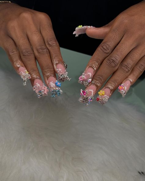 junk nails Curved Junk Nails, Junk Nails Bling Long, Junk Nails Bling Medium, Y2k Junk Nails, Junk Nails Duck, White Junk Nails, Junk Nails Bling, Xxl Acrylic Nails, Maximalist Nails