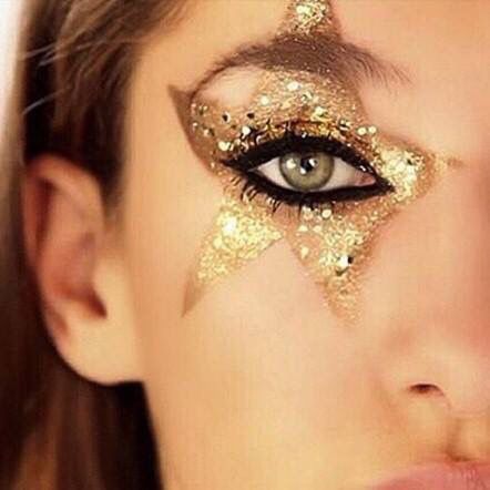 Star glitter eyes 70s Makeup Disco, Make Com Glitter, Sparkle Eye Makeup, Makeup Carnaval, Disco Makeup, Rock Makeup, Drag Make-up, 70s Makeup, Festival Glitter