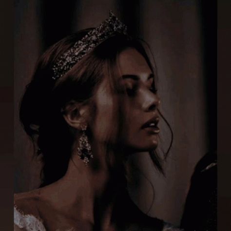 Royalcore Dark GIF - Royalcore Dark Aesthetic - Discover & Share GIFs Dark Gif, Dark Aesthetic, Tiara, A Woman, Gif