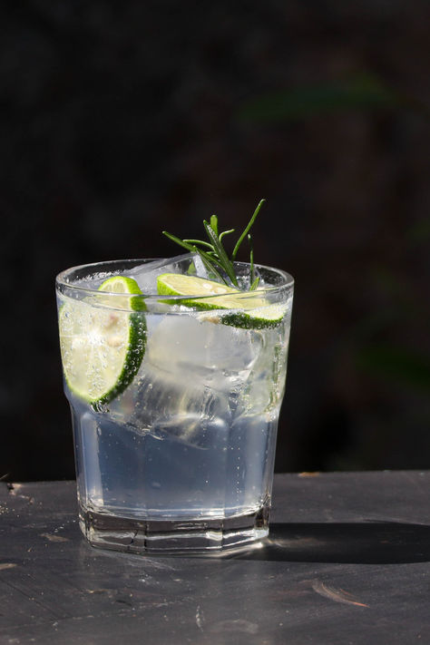 Take a moment to discover the tips and tricks required to craft the best possible Gin and Tonic Best Gin And Tonic, Tanqueray Gin, Famous Drinks, Salad Inspiration, Mexican Street Corn Salad, Gin Lemon, Mexican Street Corn, Tonic Water, Gin Tonic