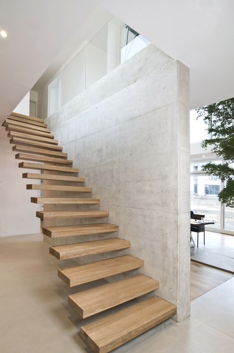 Minimal cantilevered staircase. L Shaped Stairs, Staircase Kits, Cantilever Stairs, Circular Stairs, Wooden Staircase, Stairs Stringer, Open Stairs, Escalier Design, Loft Stairs