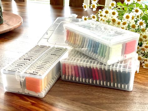 Storing Embroidery Floss, Embroidery Organization Storage Ideas, Embroidery Thread Organization, Diy Embroidery Floss Organizer, Embroidery Thread Storage, Cross Stitch Storage, Embroidery Floss Storage, Floss Bobbins, Usa Embroidery