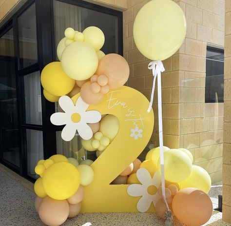 Yellow Balloon Arch, Decoration Buffet, Her First Birthday, Baby Birthday Decorations, Daisy Party, Birthday Display, Yellow Balloons, Birthday Party Theme Decorations, First Birthday Decorations