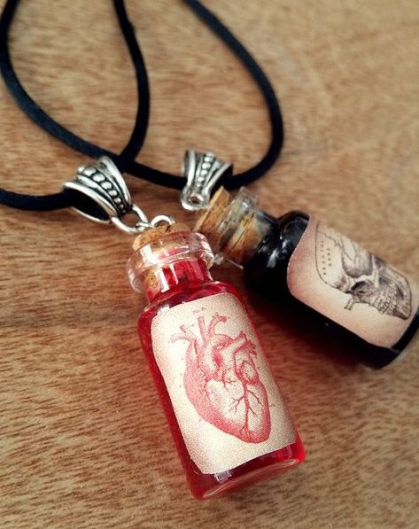 Era Victoria, Halloween Potion Bottles, Halloween Potions, Dark Jewelry, Edgy Jewelry, Halloween Necklace, Head And Heart, Bottle Charms, Potion Bottle