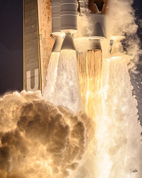 One of the best rocket photos I've ever seen! 🫣 United Launch Alliance’s Atlas V rocket thunders off the pad with USSF-12 , July, 2022. A John Kraus photo. Rocket Scientist, Aerospace Engineering, Physics And Mathematics, Space Rocket, Rocket Science, Space Pictures, July 2022, Space Time, Space Flight