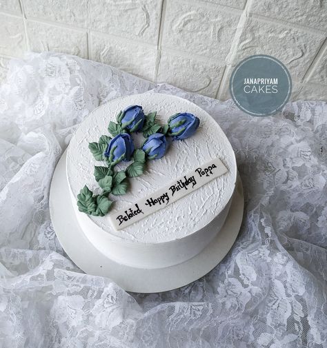 Whipped Cream Decoration, Whipping Cream Cake, Easy Whipped Cream, Cream Decoration, Whipped Cream Cake, Different Kinds Of Cakes, Whipped Cream Cakes, Tier Cakes, Floral Cakes