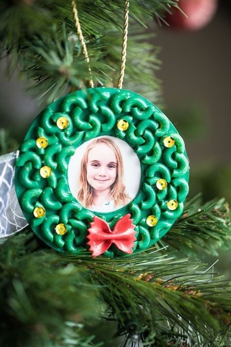 Macaroni Noodles, Preschool Christmas Crafts, Wreath Ornament, Christmas Crafts For Kids To Make, Kids Christmas Ornaments, Diy Christmas Tree Ornaments, Preschool Christmas, Easy Christmas Crafts, Kids Ornaments