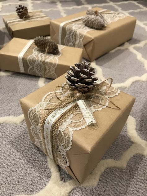 Cute Gift Wrapping Ideas Christmas Brown Paper, Christmas Present Wrapping Ideas Brown Paper, Xmas Gift Wrapping Ideas Brown Paper, Brown Box Christmas Wrapping, Brown Craft Paper Christmas Wrapping, Christmas Present Wrap, Pretty Gift Wrapping Ideas, Gift Wrapping Tutorial, Elf Decorations