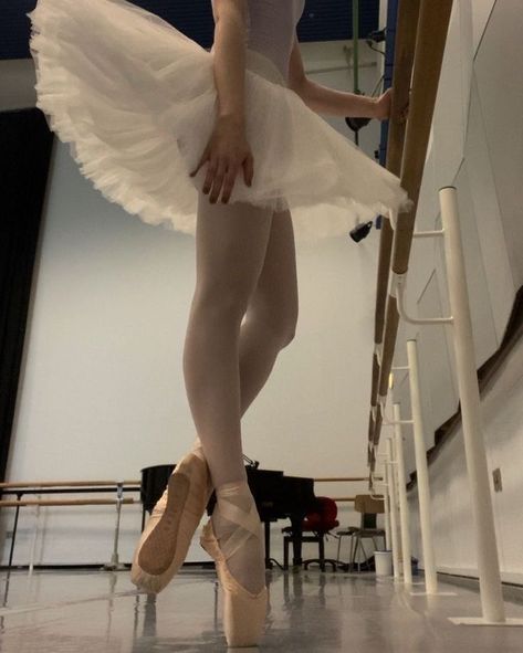 Aesthetic Ballet, Dancer Lifestyle, Dance Aesthetic, Ballet Academy, Ballet Beauty, Dance Tutorial, Ballet Inspiration, Ballet School, Dancing Aesthetic