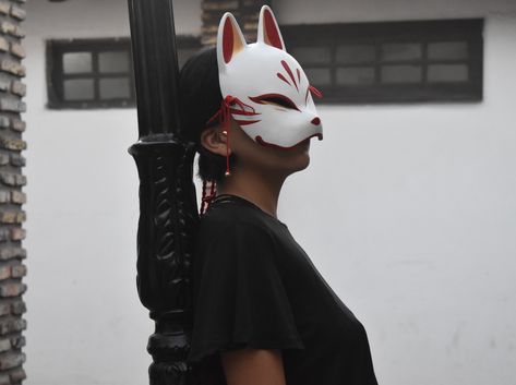 Kitsune Mask Cosplay, Mask Poses, Kitsune Aesthetic, Tiger Girl, Kitsune Mask, Fox Mask, Japanese Mask, Masks Masquerade, Body Poses