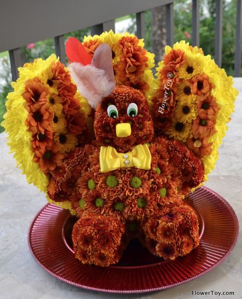 Turkey made from flowers only @ www.flowertoy.com Happy Thanksgiving Turkey Flower Arrangement, Animal Flower Arrangements, Thanksgiving Home Decorations, Thanksgiving Crafts Decorations, Foam Carving, Thanksgiving Celebration, Thanksgiving Centerpieces, Thanksgiving Table Decorations, Floral Foam