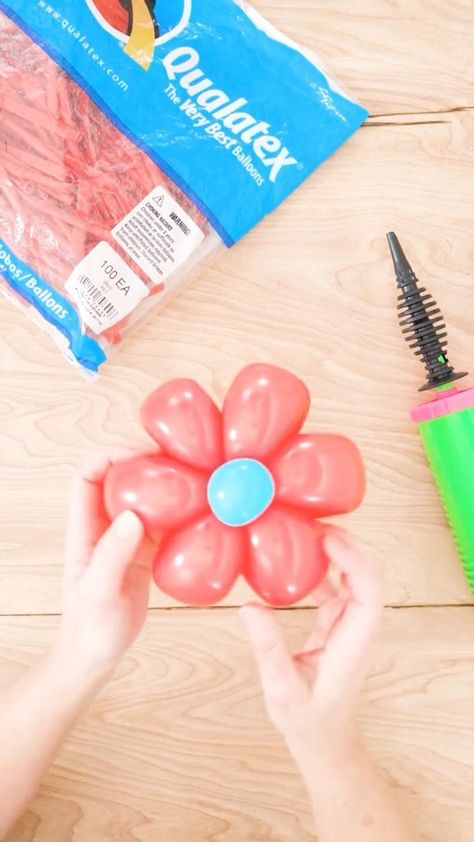 qualatex on Instagram: Do you know how to make a 260Q flower? If not, here’s a little tutorial for you to learn! These little flowers add the perfect amount of… Balloon Flowers Diy, Balloon Headband, Balloon Tips, How To Make Balloon, Wrist Flowers, Small Balloons, Mini Balloons, Balloon Flowers, Diy Headband