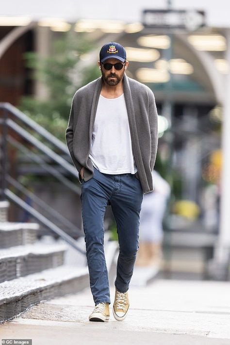 Ryan Reynolds rocks a stylishly casual look in New York City #clothing #fashion #streetfashion #green #gentleman #male #standing #eyewear #sunglasses #sportswear. Find out more here 👉 https://whispers-in-the-wind.com/10-summer-outfits-for-men-your-capsule-wardrobe/?men Relax Outfit Men, Men’s Style Casual, Men 40s Style, Cool Dad Outfits Men, Denim Baseball Cap Outfit, Ryan Reynolds Fashion, City Boy Aesthetic, Men's Urban Style, Ryan Reynolds Style