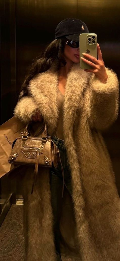 Fur Coat Outfits, Mob Wife, Coat Outfits, Winter Fits, Looks Style, Lookbook Outfits, Winter Fashion Outfits, Winter Looks, Fall Winter Outfits